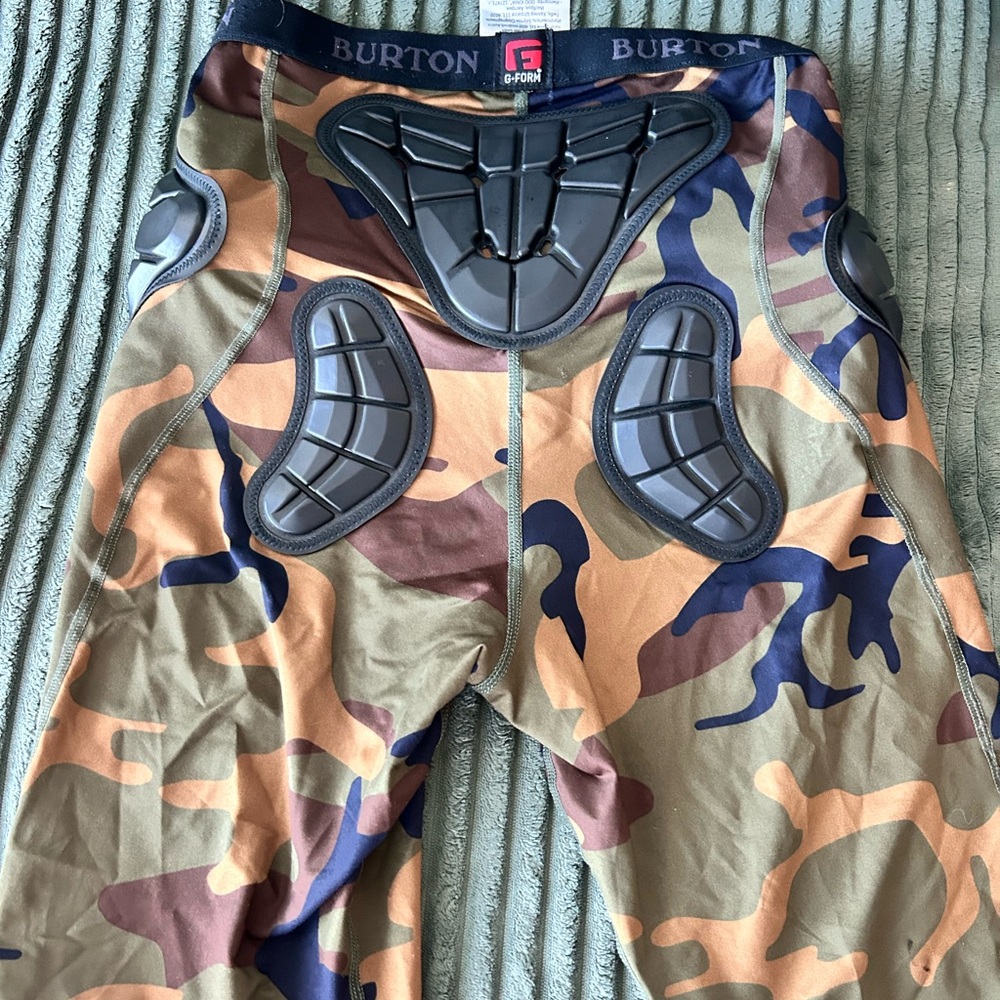 Burton Youth Large Snowboard impact shorts